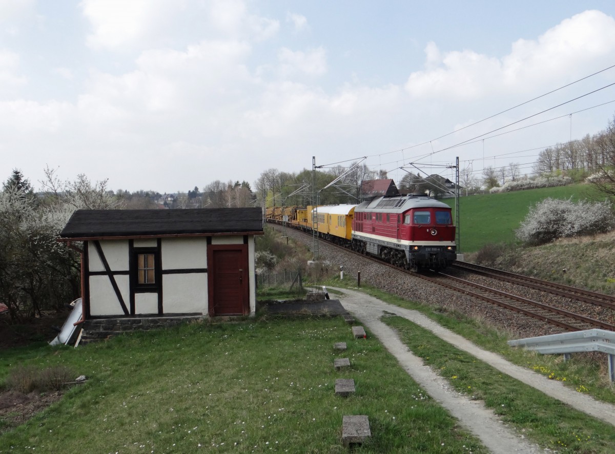 232 550 der DGT fuhr am 06.04.14 mit einem Bauzug durch Jößnitz/V.