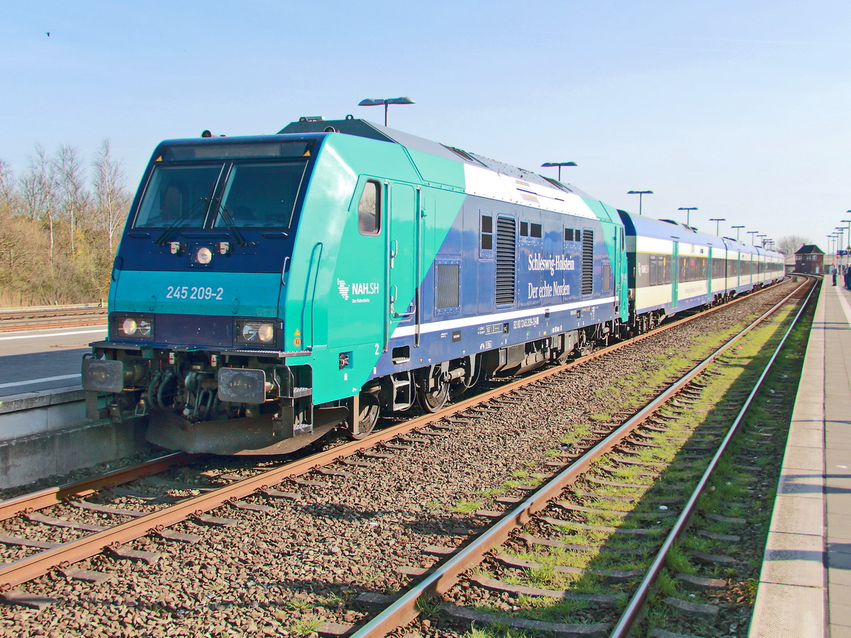 245 209-2 mit einem RE im Bahnhof Niebüll am 18. April 2018. 