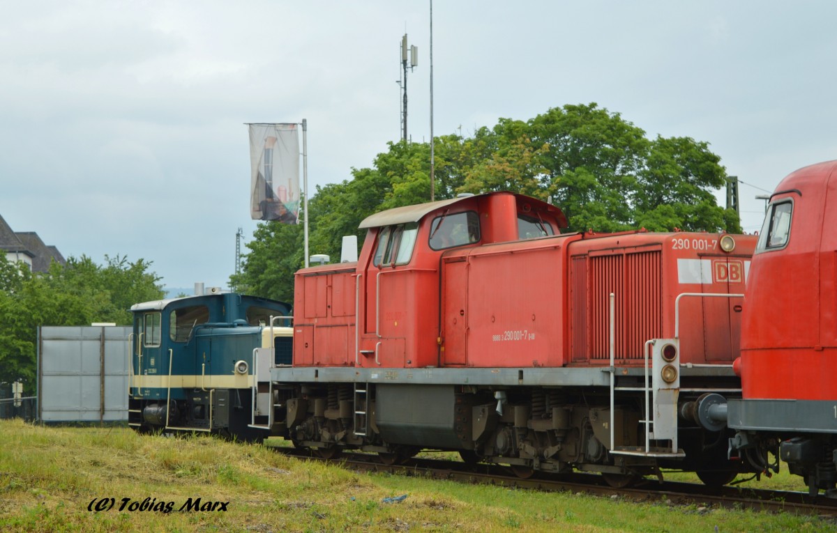 290 001 und eine BR 332 abgestellt in Koblenz beim Sommerfest am 13.06.2015