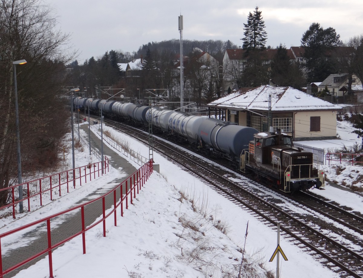 291 034-7 schleppte am 05.02.15 einen Kesselzug durch das Vogtland. Der Zug war mit 421 385 Bespannt und die 362 798-1 hatte Schiebedienst. Hier in Jößnitz/V. zu sehen.