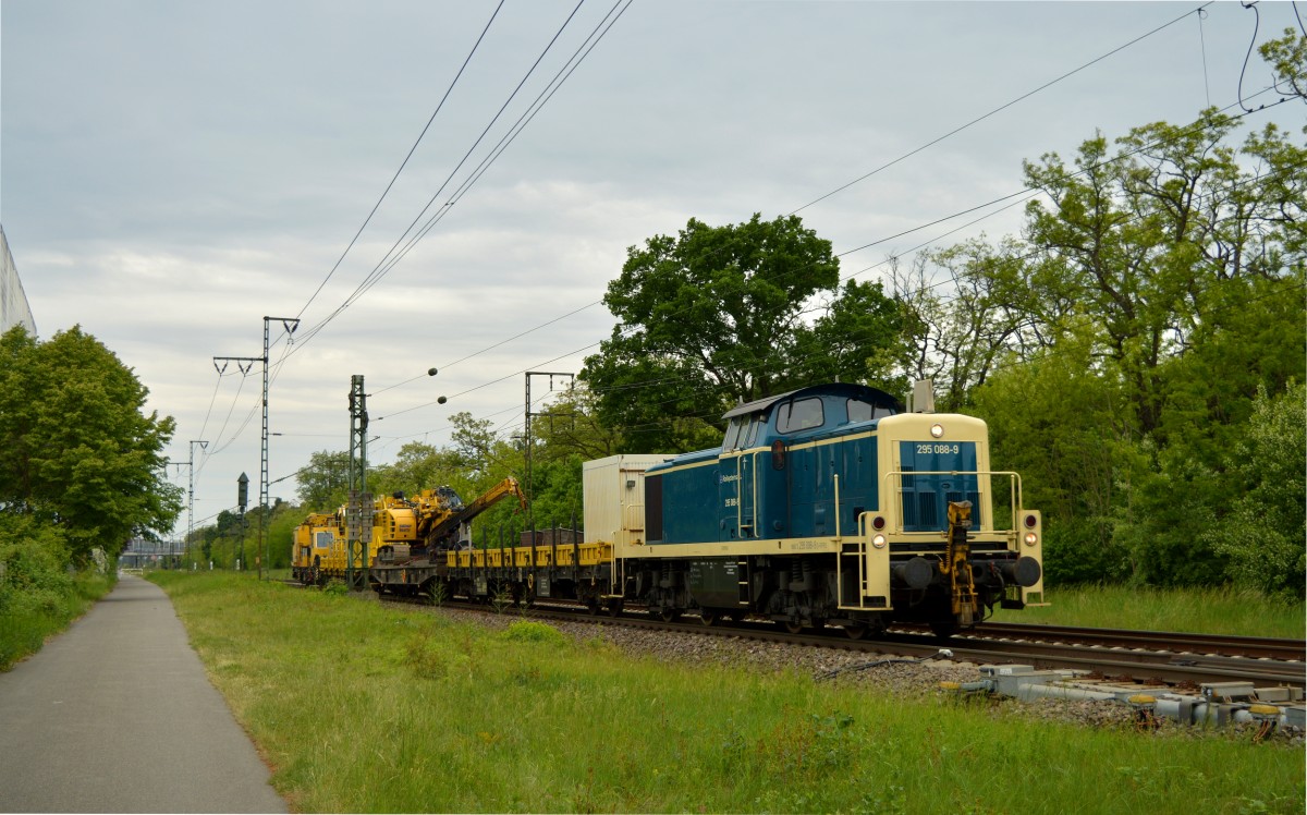 295 088-9 (Railsystems) mit einem Bauzug an der Stockschneise am 16.05.2015