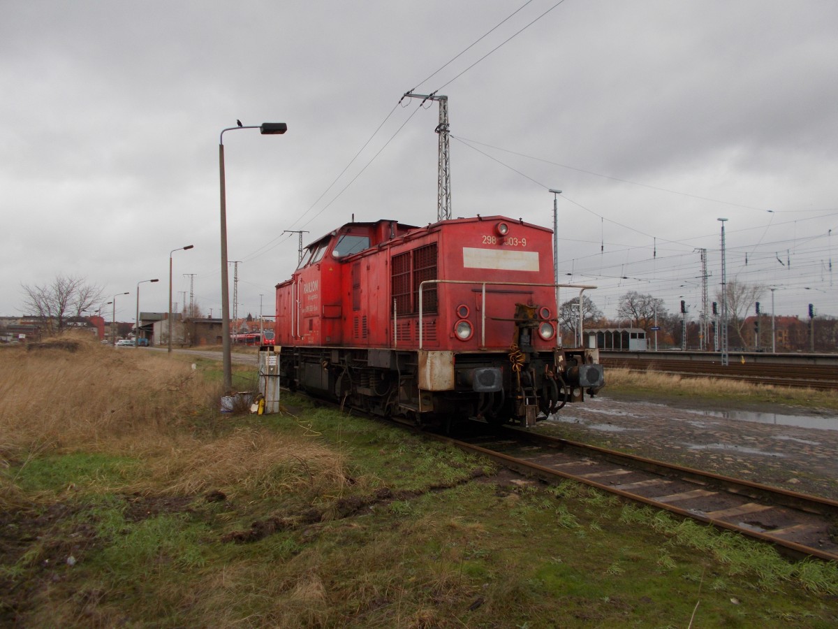 298 303 stand,am 12.Januar 2015,auf der Ladestraße in Stralsund.