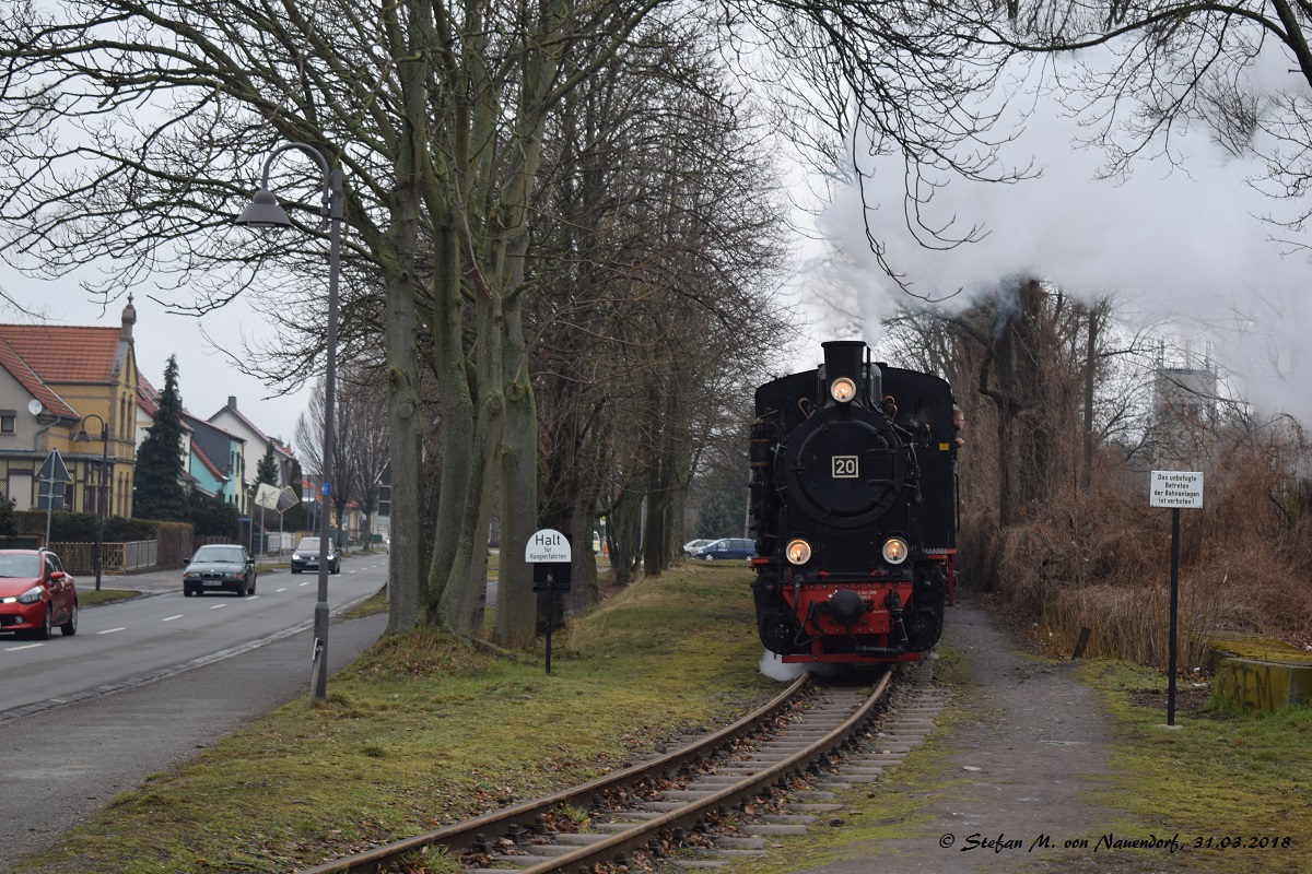 31.03.2018: Einfahrt des Personenzuges der MBB in Benndorf.