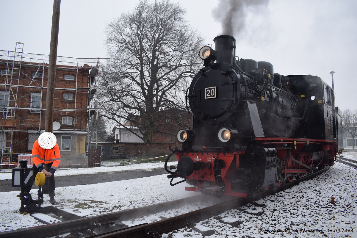 31.03.2018: In Benndorf angekommen wird die Lok nun nach dem Wassernehmen wieder an den Zug rangiert.