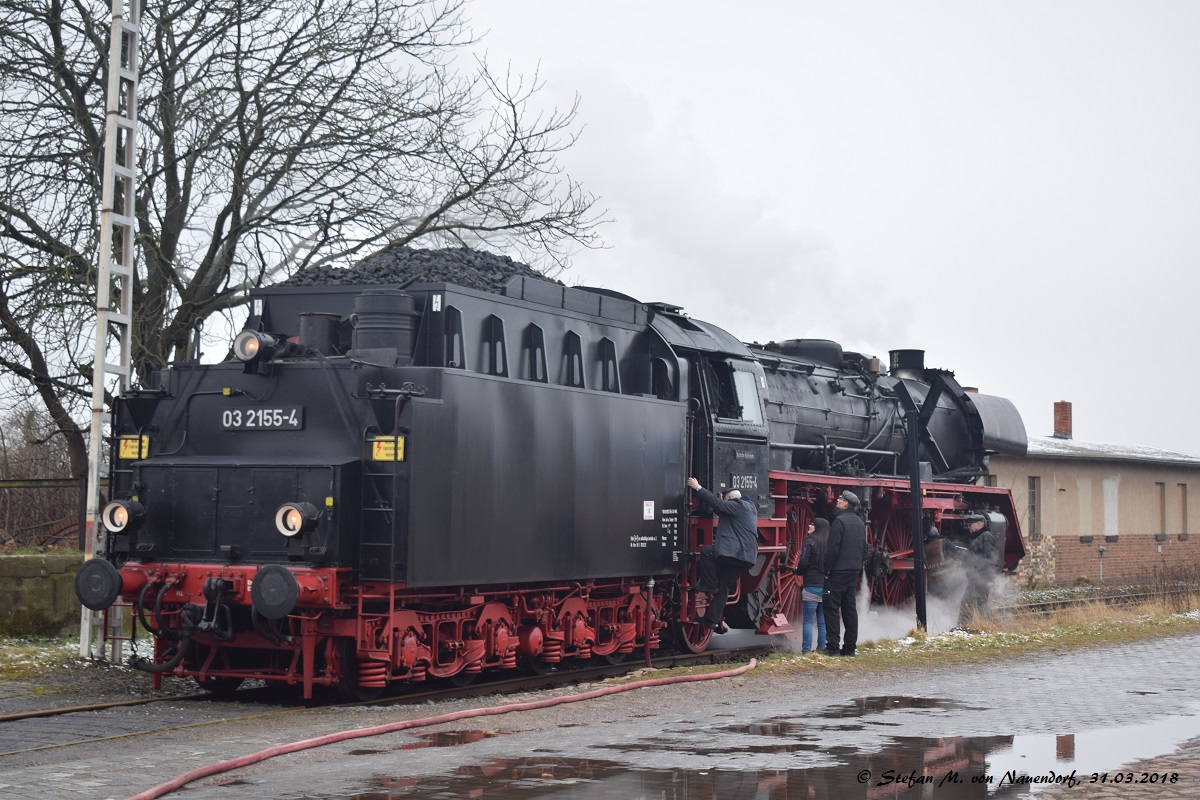 31.03.2018: Zu den Osterfahrten ist ein Sonderzug mit 110 101-3 und 03 2155-4 aus Nossen in Klostermansfeld eingetroffern. Im Bahnhofsgelände von Benndorf nimmt die Dampflok nun Wasser.