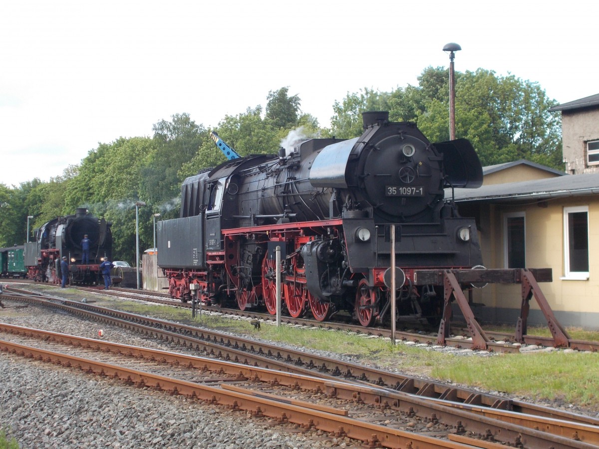 35 1097 und 50 3501,am 30.Mai 2015,in Putbus.