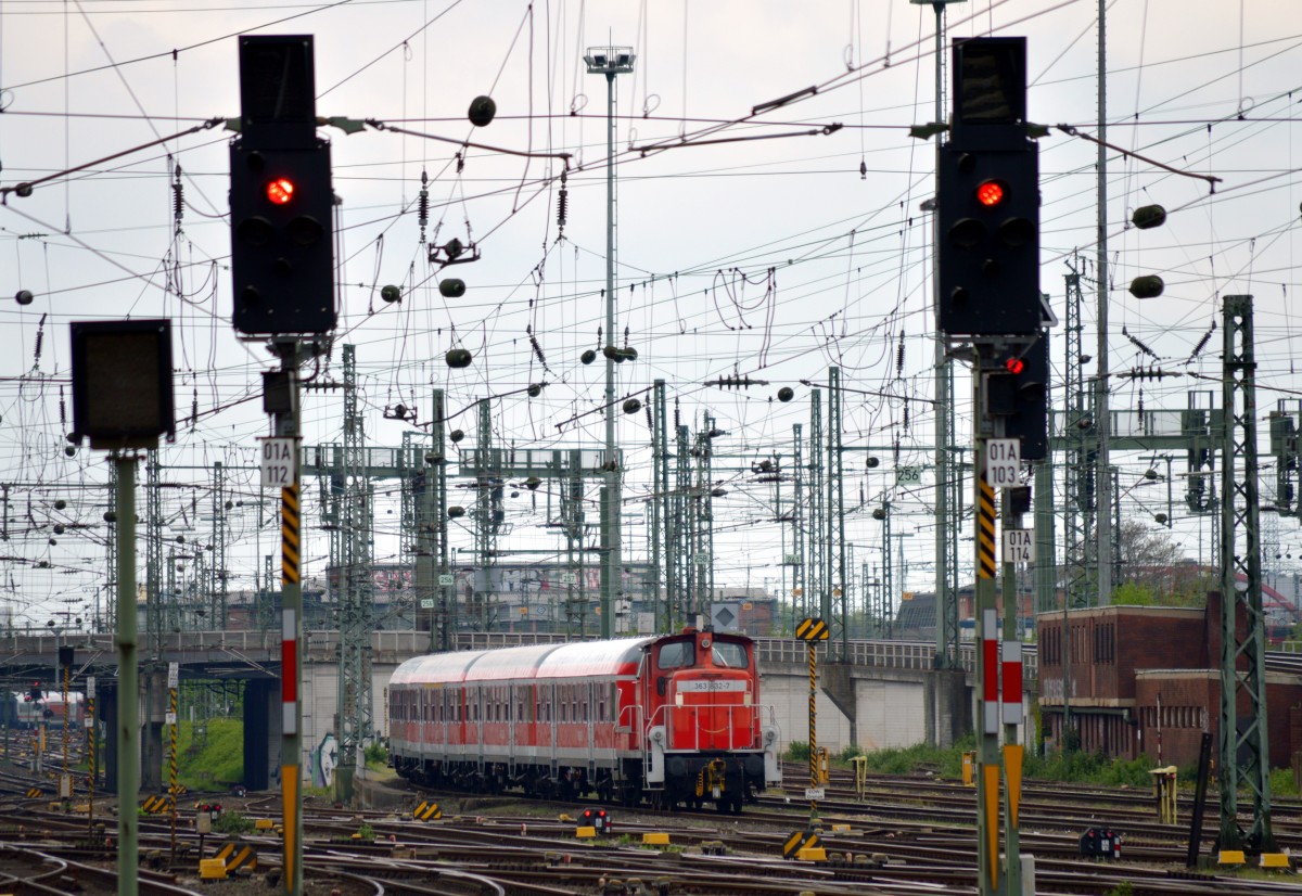 363 832-7 mit einem Zug in der Abstellung des Frankfurter Hbf´s am 26.04.2015