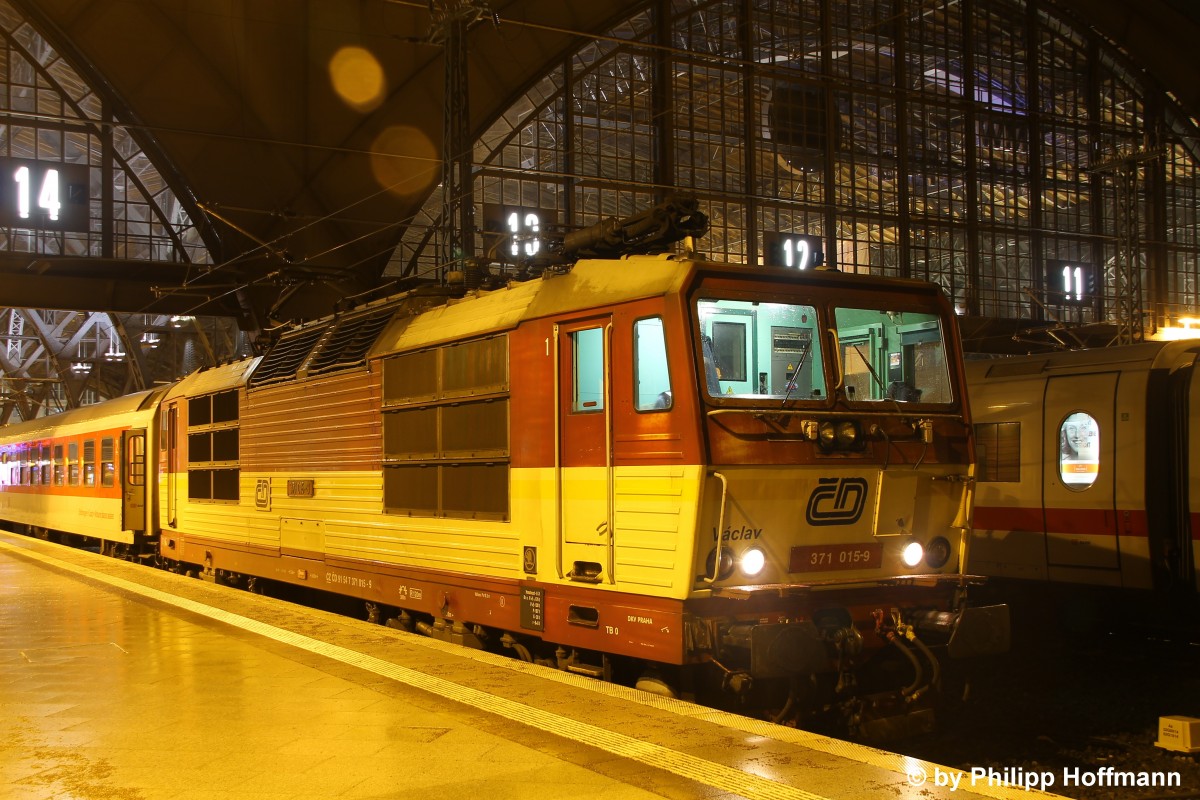 372 015 am Morgen des 10.01.2015 im Hauptbahnhof von Leipzig.