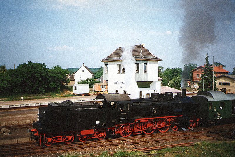 38 1182-5 bei der Ausfahrt aus Fröttstädt im Jahr 1998