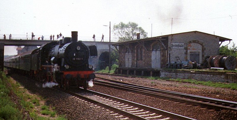38 1182-5 bei der Ausfahrt aus Frttstdt Richtung Eisenach im Jahr 1993