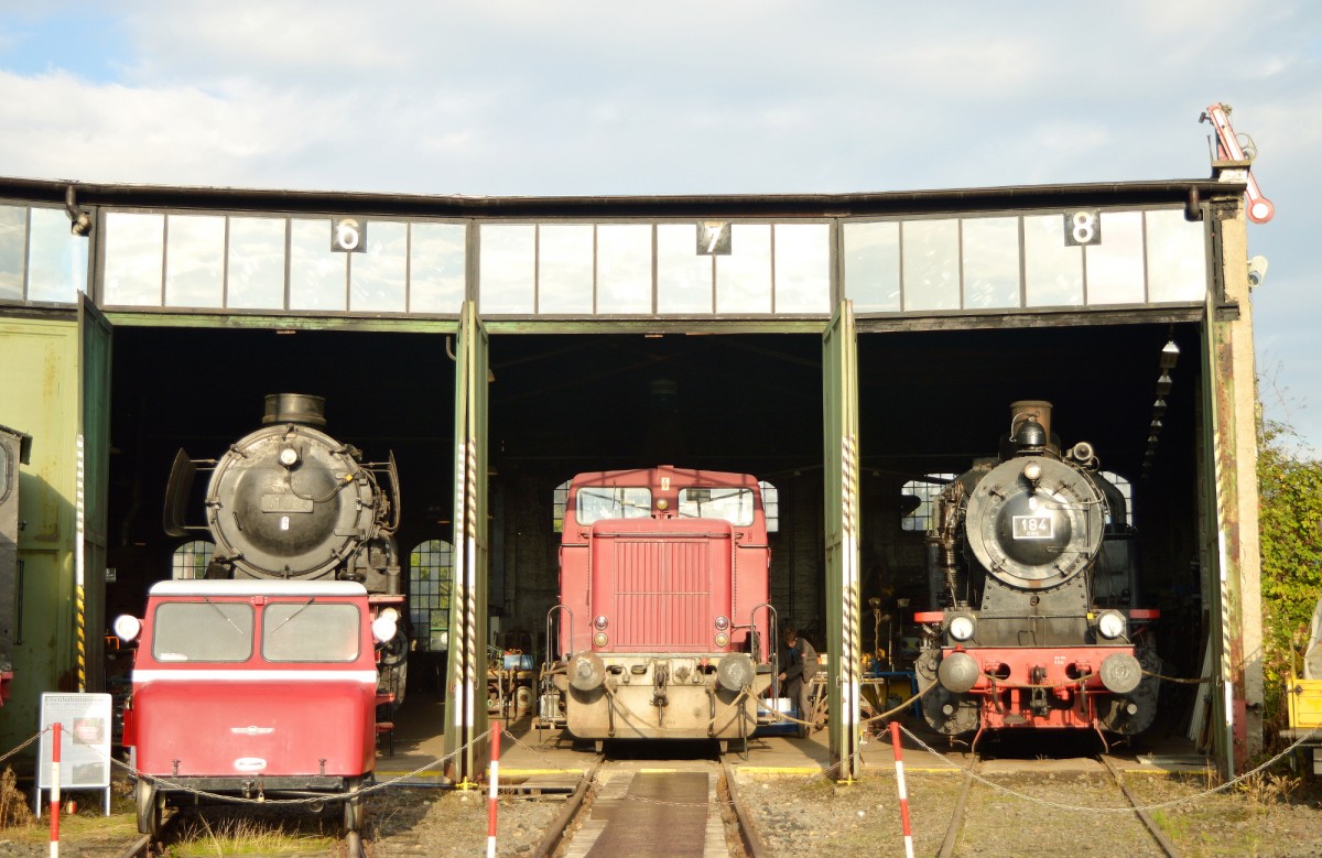 41 024, VL 12, ELNA 184 DME und die Motordraisine auf den Ständen 6, 7 und 8 im Eisenbahnmuseum Darmstadt-Kranichstein am 20.09.2015