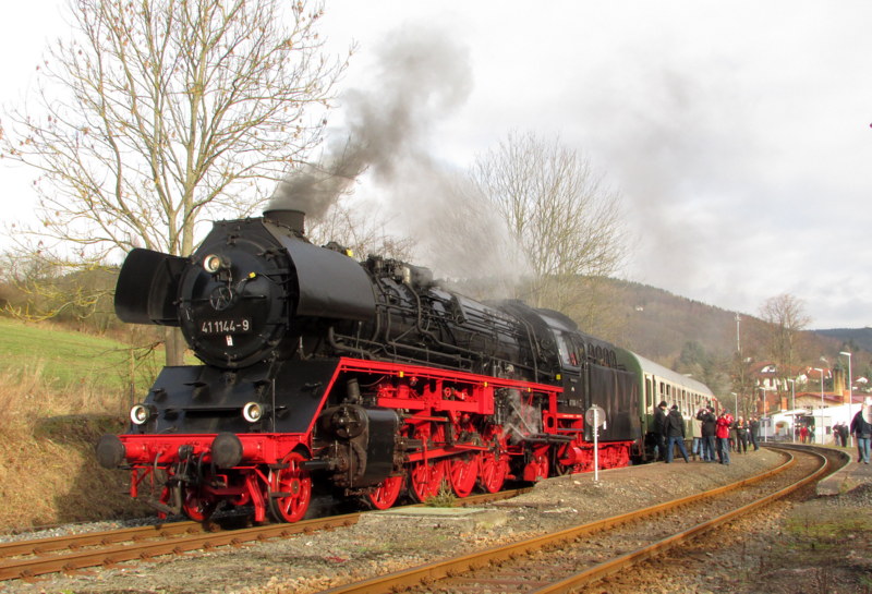 41 1144-9 mit dem Rodelblitz im Bahnhof Steinbach-Hallenberg am 08.Feb.2014.
Bild des Monats Februar 2014.