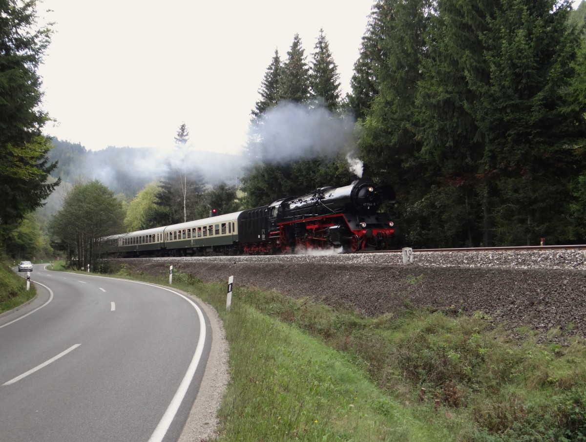 41 1144-9 mit dem Sormitztal-Express zu sehen am 05.10.14 hinter Grnau Lichtentanner Bahnhof.