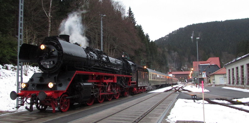 41 1144-9 ist nach einer Anstrengenden Bergfahrt in Oberhof angekommen.
Hier steht sie mit dem Rodelblitz im Bahnhof Oberhof zum Wasserfassen.