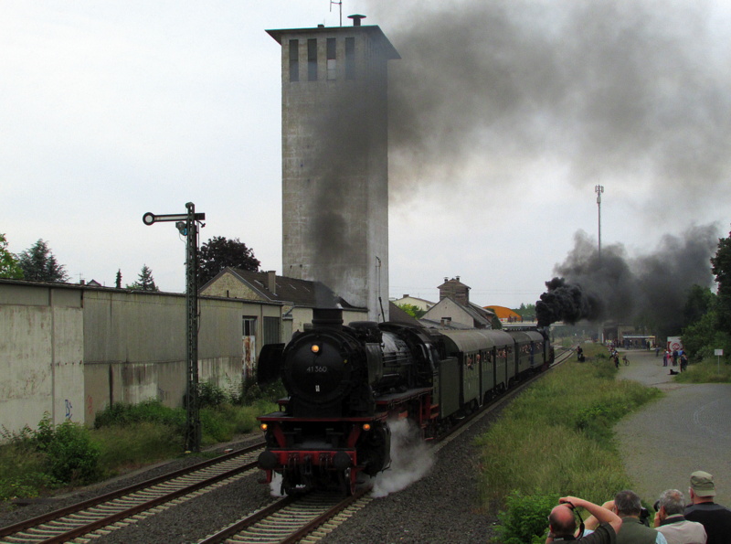 41 360(Dampftradition Oberhausen) bei der Ausfahrt aus Brstadt.Die am Zugschlu hngende 41 018 die im Hintergrund viel Dampf erzeugt fuhren am Tag 2 des Dampfspektakels auf der Nibelungenbahn zwischen Bensheim und Worms.
