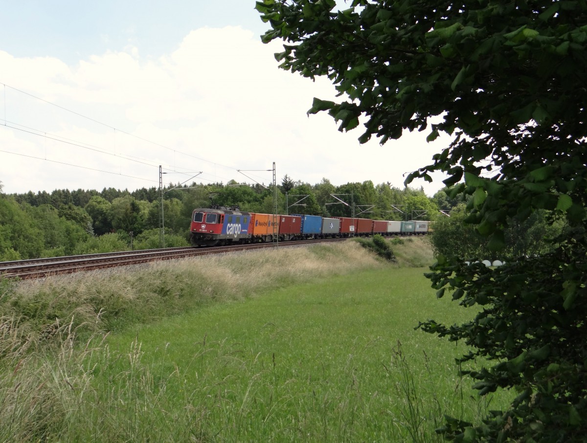 421 385 mit Schublok 295 088 sind am 18.06.14 mit einem Container in Oberjnitz zusehen.