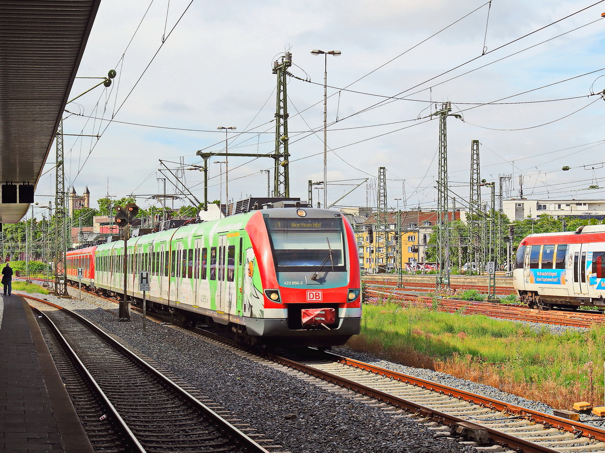 422 056-2 mit einem weiteren unbekannten 422er als S1 am 28. Juli 2017 im Hauptbahnhof von Düsseldorf.