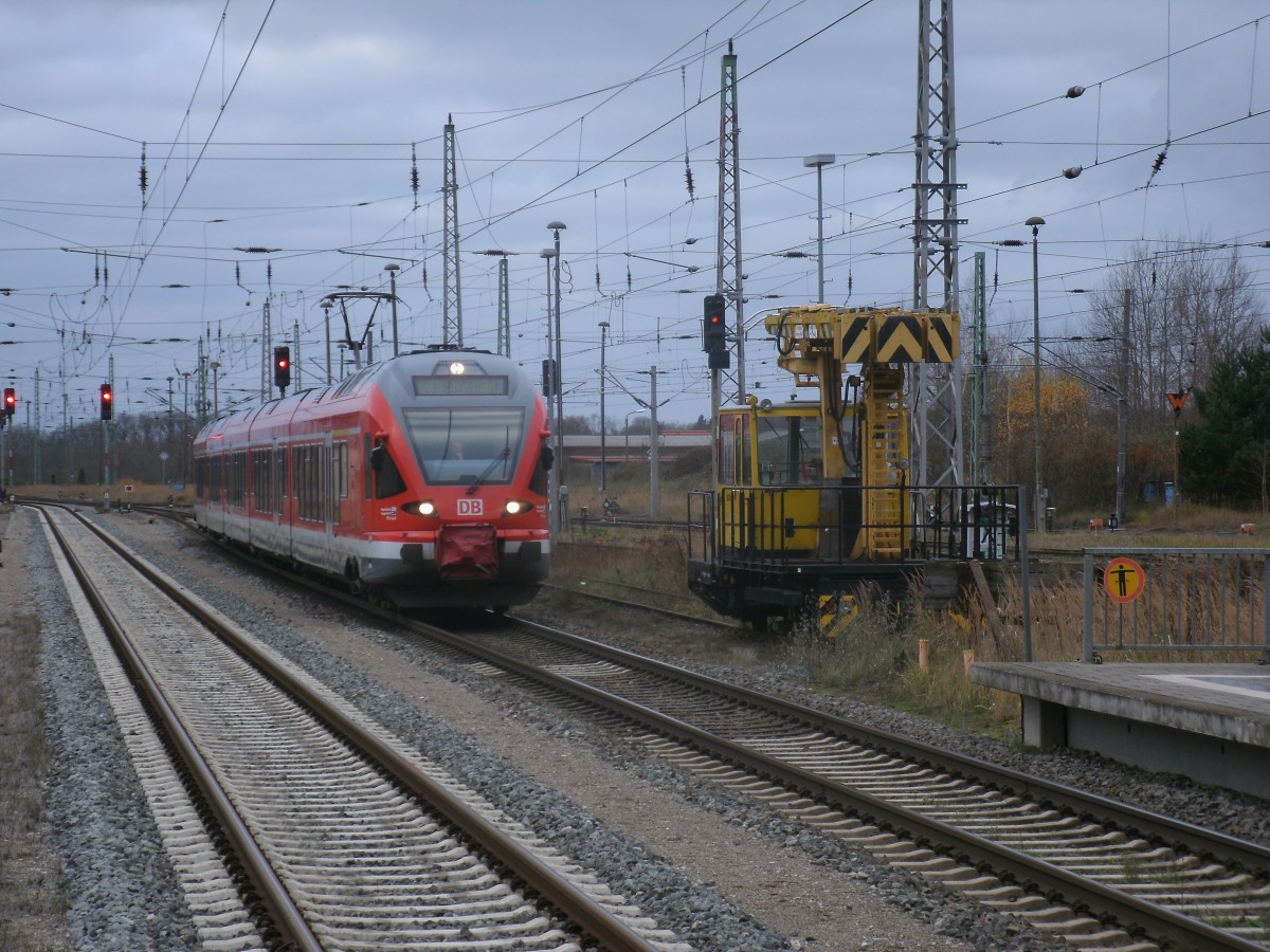 429 030 kam als RE 13023 aus Stralsund,am 24.November 2013,in Bergen/Rügen an.