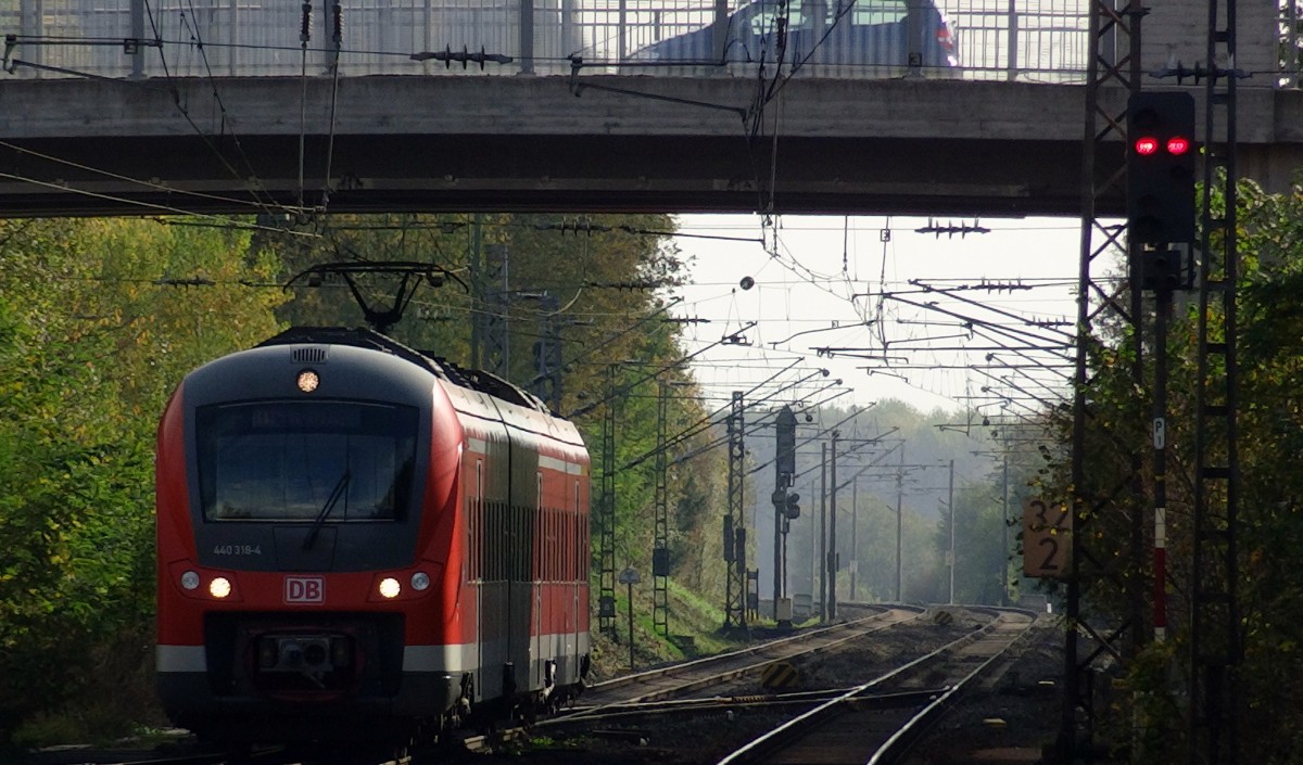 440-318 ist kurz vor Erreichen des Bahnhofes Haßfurt.
Aufgenommen im Oktober 2014.