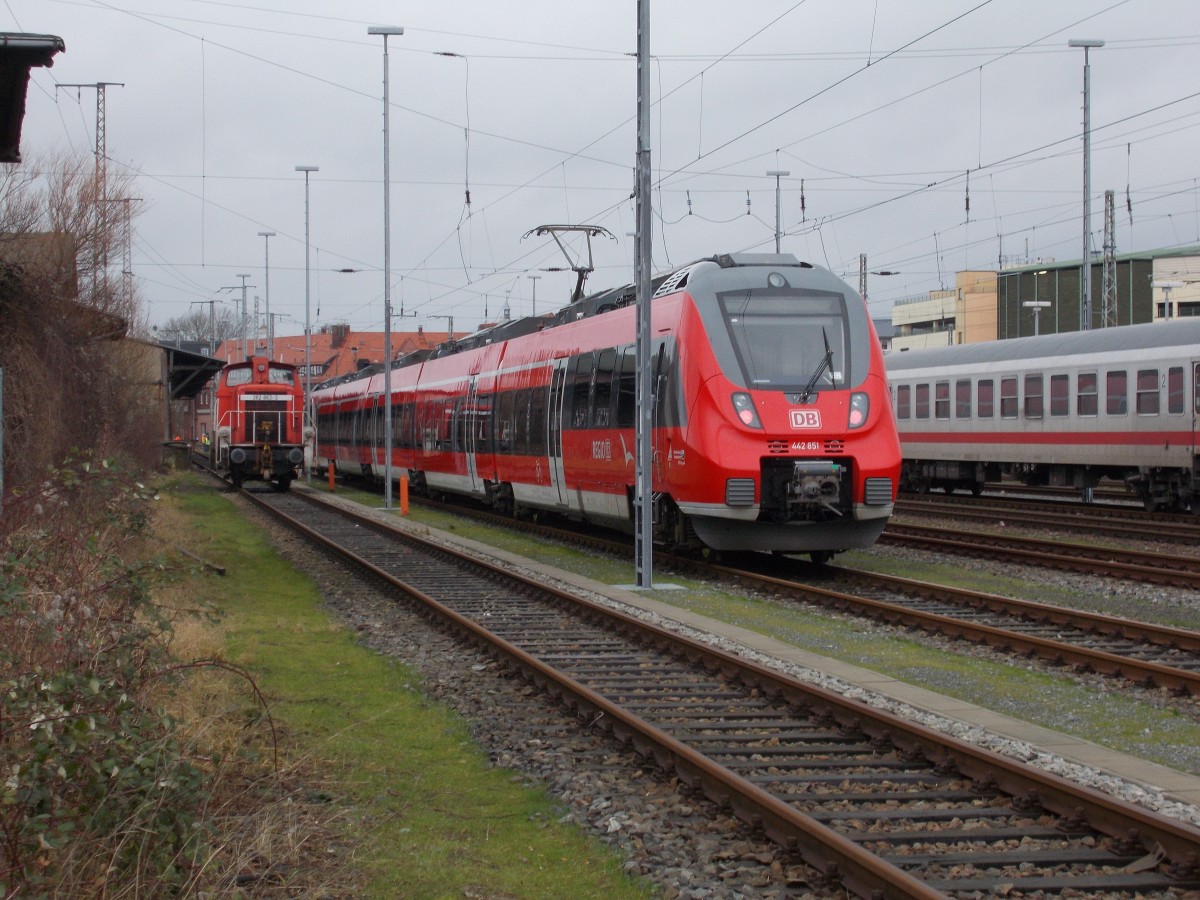 442 851 und daneben 363 863,am 12.Januar 2015,im Stralsunder Hbf.
