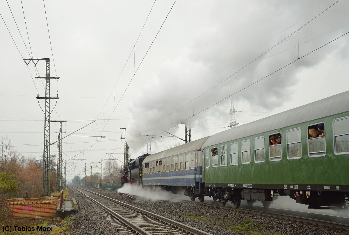 52 4867 der HEF mit dem Sonderzug zum Weihnachtsmarkt der Nationen nach Rüdesheim des Eisenbahnmuseum Darmstadt-Kranichstein bei der Ausfahrt aus Weiterstadt am 12.12.2015.