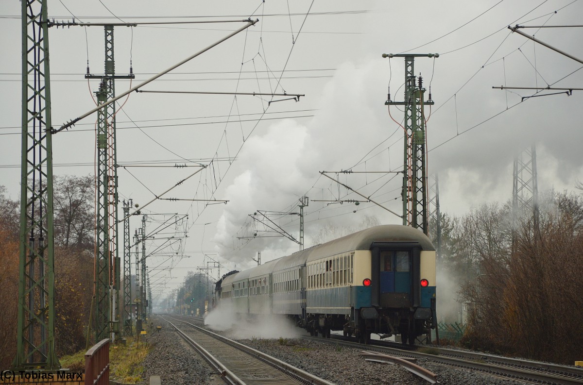 52 4867 der HEF mit dem Sonderzug zum Weihnachtsmarkt der Nationen nach Rüdesheim des Eisenbahnmuseum Darmstadt-Kranichstein bei der Ausfahrt aus Weiterstadt am 12.12.2015.