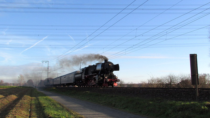 52 4867 der Historischen Eisenbahn Frankfurt mit einem Sonderzug der Darmstdter Museumseisenbahn am B 33 bei Worfelden am 15.Dez.2013