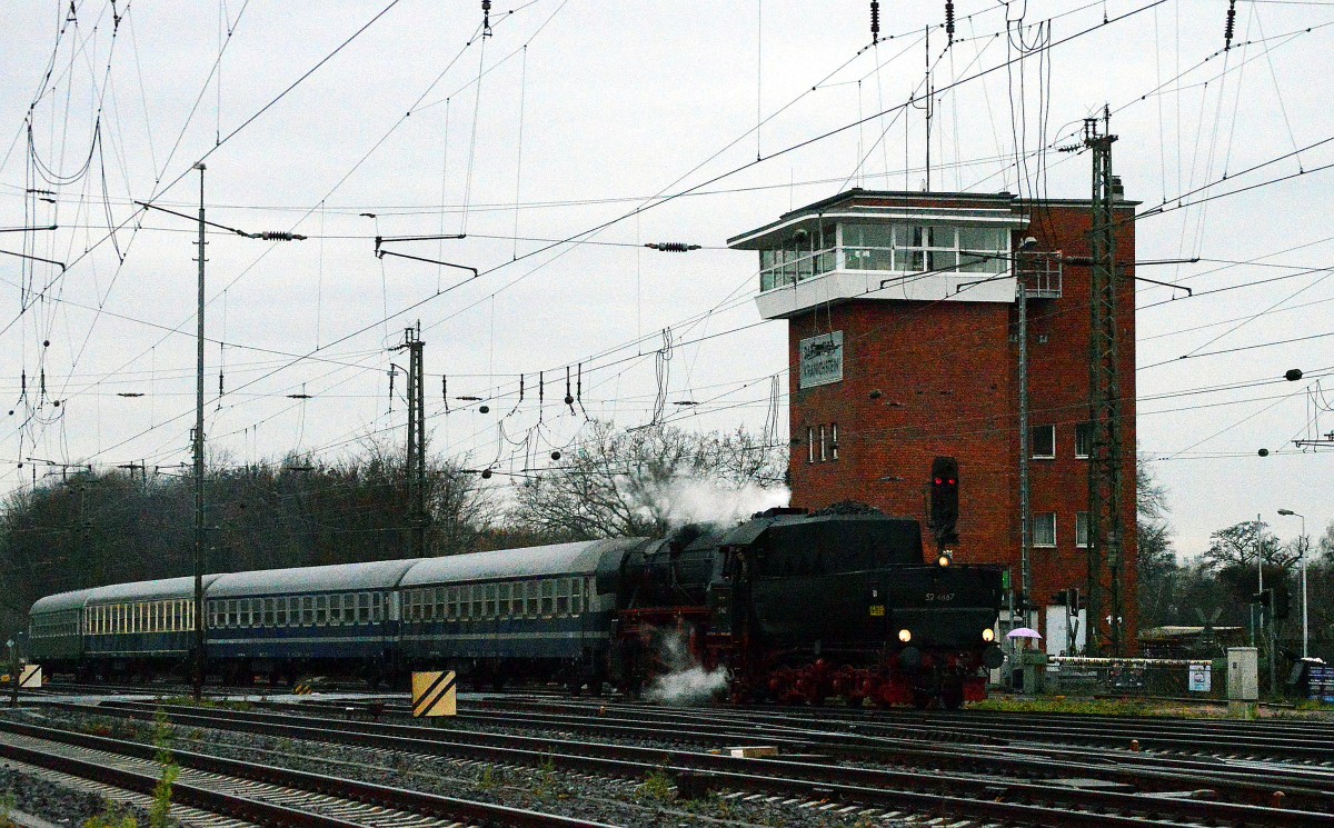 52 4867 der Historischen Eisenbahn Frankfurt bei der Einfahrt in Darmstadt Kranichstein am 13.12.2014.Sie wird dann einen Sonderzug für das Eisenbahnmuseum Darmstadt Kranichstein nach Rüdesheim bespannen.