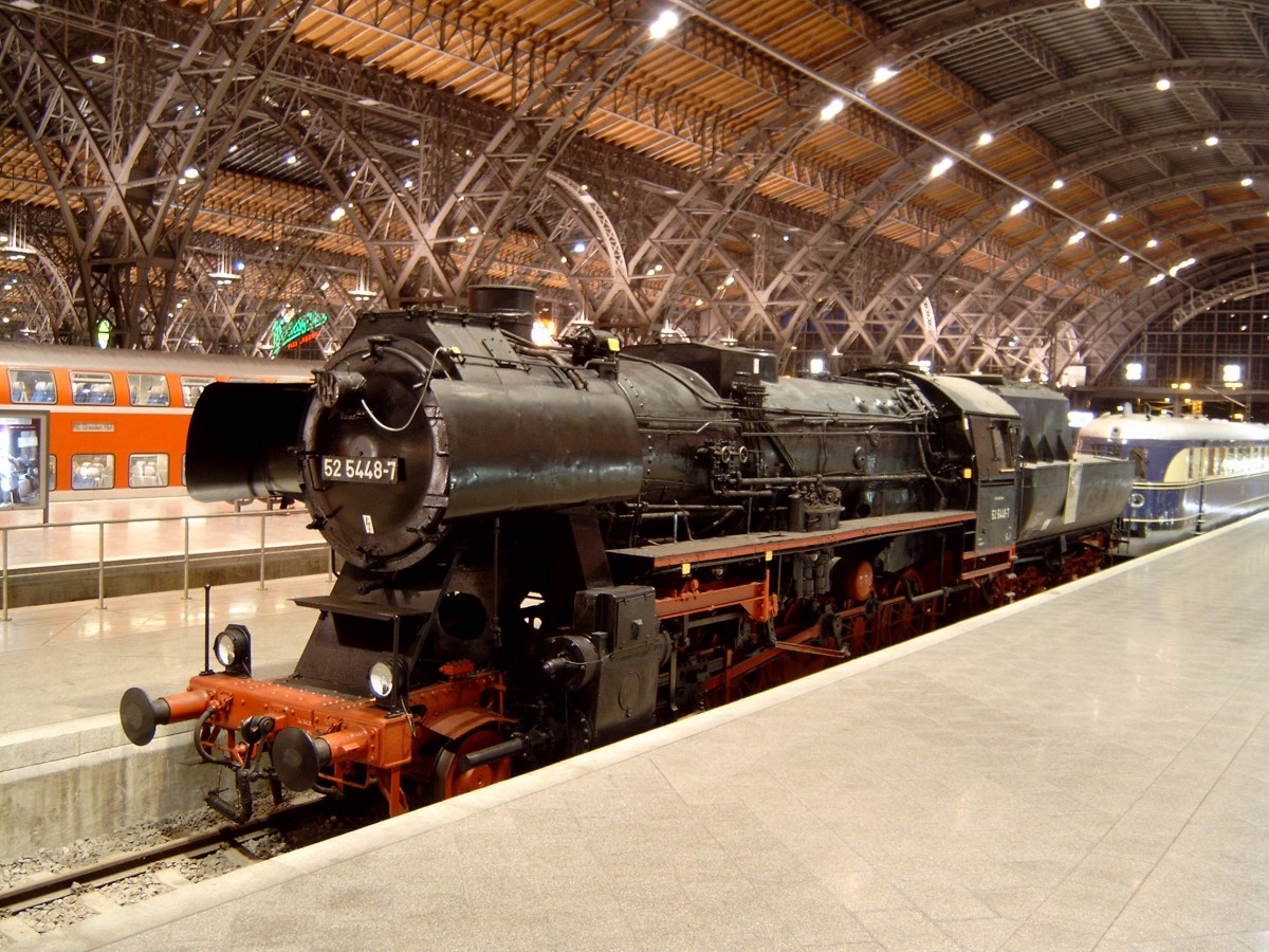 52 5448 steht im Hauptbahnhof Leipzig auf dem Museumsgleis 24 (06.02.2004)