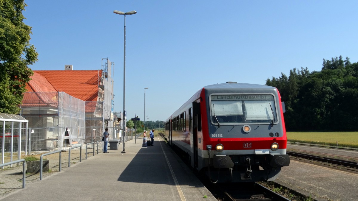 628-612 beim Zwischenhalt in Tling.
Aufgenommen im Juli 2015.