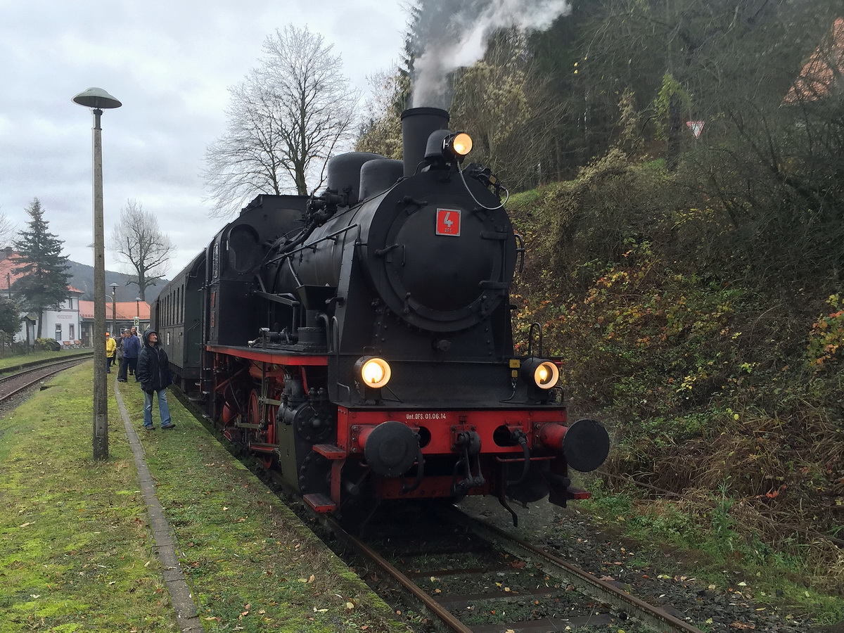 92 994-7 am 15. November 2015 im Bahnhof Muggendorf.
