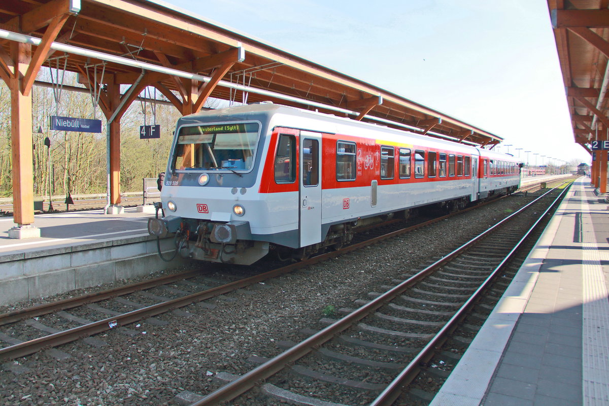 928 509 mit 628 509 als Sylt Shuttle am 18. April 2018 im Bahnhof Niebüll. 