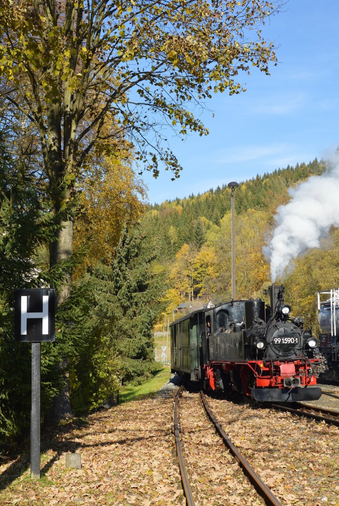 99 1590-1 drückte am 24.10.2015 für Scheinanfahrten aus dem Bahnhof Schmalzgrube raus.