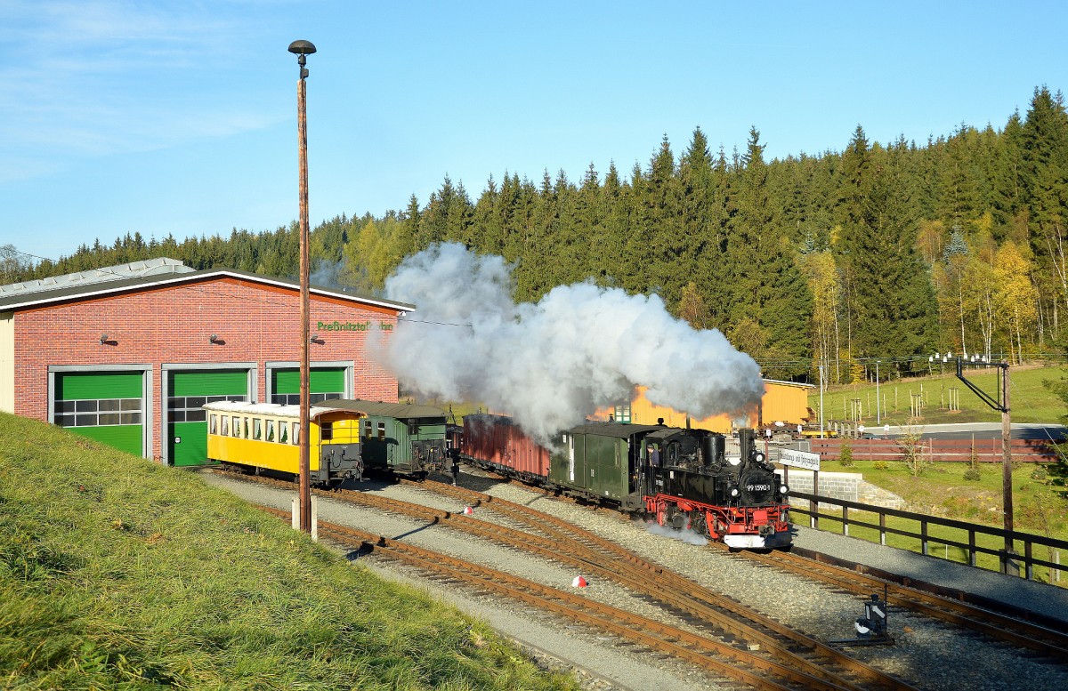 99 1590-1 passiert am 24.10.2015 den Haltepunkt Fahrzeughalle zwischen Schössel und Jöhstadt.