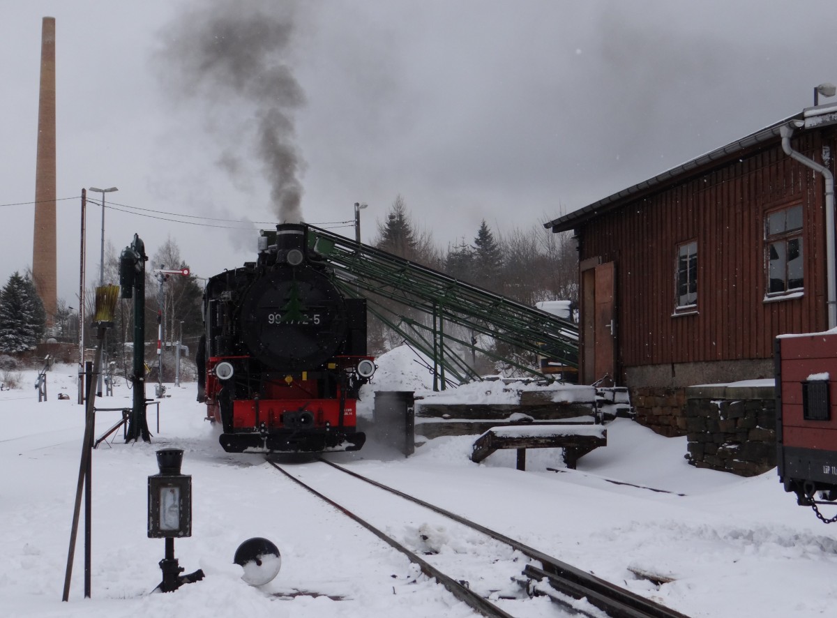 99 1772-5 der Fichtelbergbahn steht am 04.01.15 in Cranzahl.