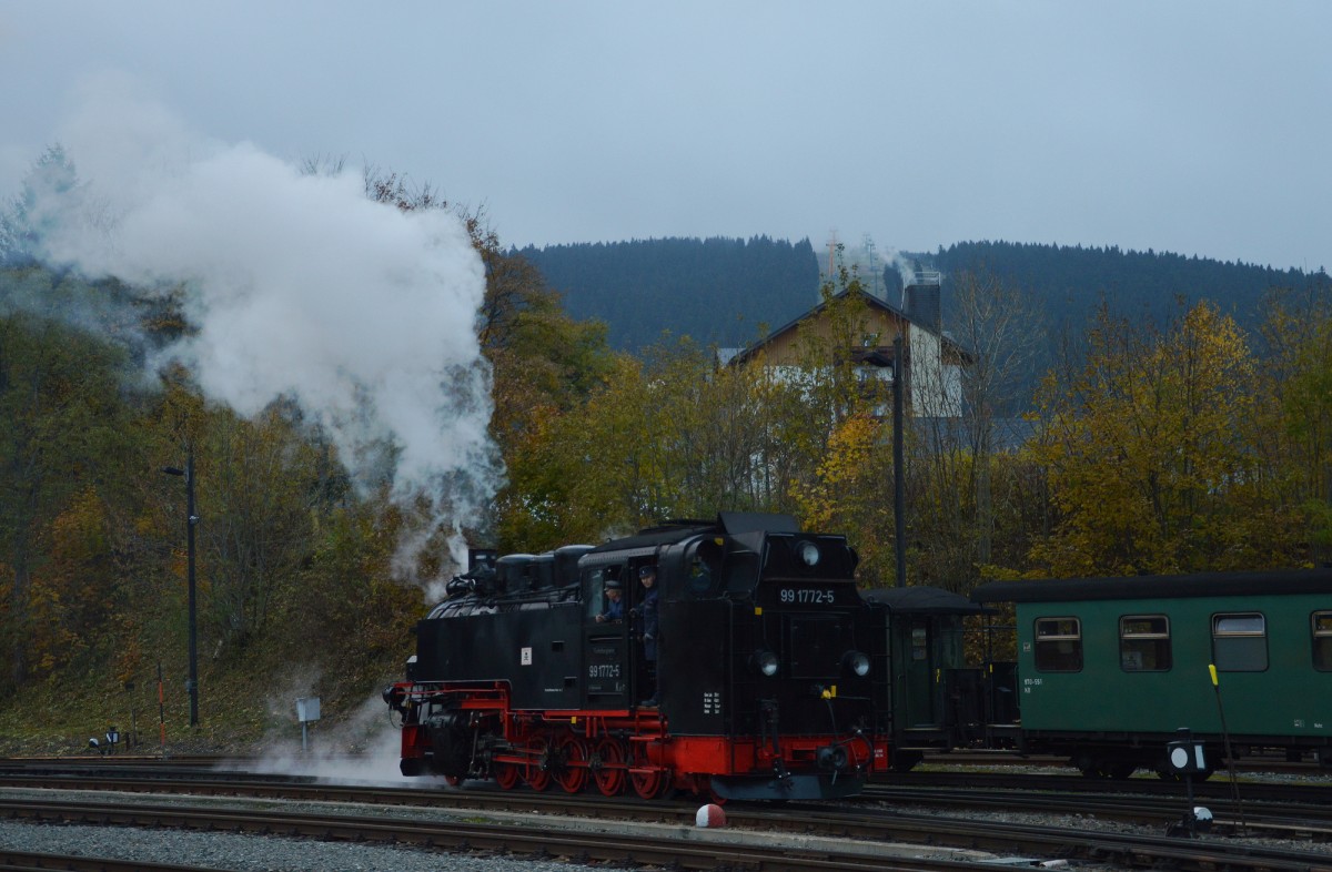 99 1772-5 rangiert am 25.10.2015 an den P 1010 in Oberwiesenthal.
