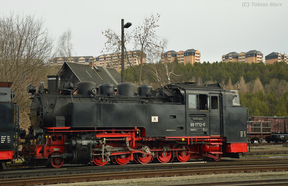 99 1772-5 wurde 1952 vom Lokomotivbau Karl-Marx in Babelsberg gebaut. Sie zählt zu eine der 24 Neubauloks der BR 99.77-99.79, die die DR für die Schmalspurbahnen bauen ließ. Hier ist sie am 30.03.2016 im Bahnhof Oberwiesenthal zusehen. Sie wurde mit 99 1741-0 und 99 1785-7 von L45H-358 über den Bahnhof rangiert.