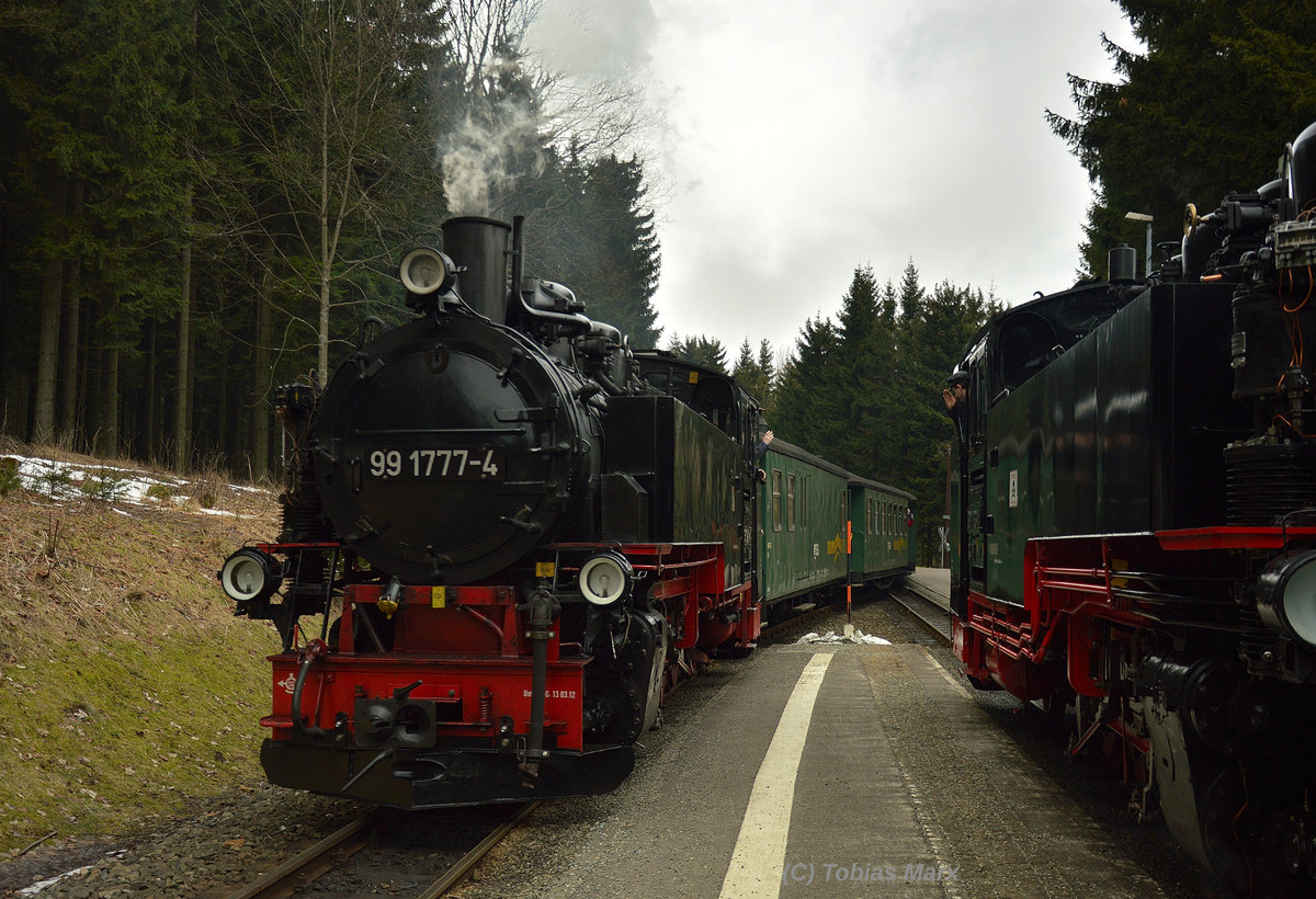 99 1777-4 bei der Einfahrt mit P 1001 in Niederschlag am 30.03.2016. Rechts stand der P 1002 mit 99 1793-1