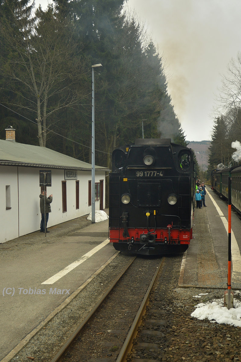 99 1777-4 mit P 1004 im Bahnhof Niederschlag am 30.03.2016