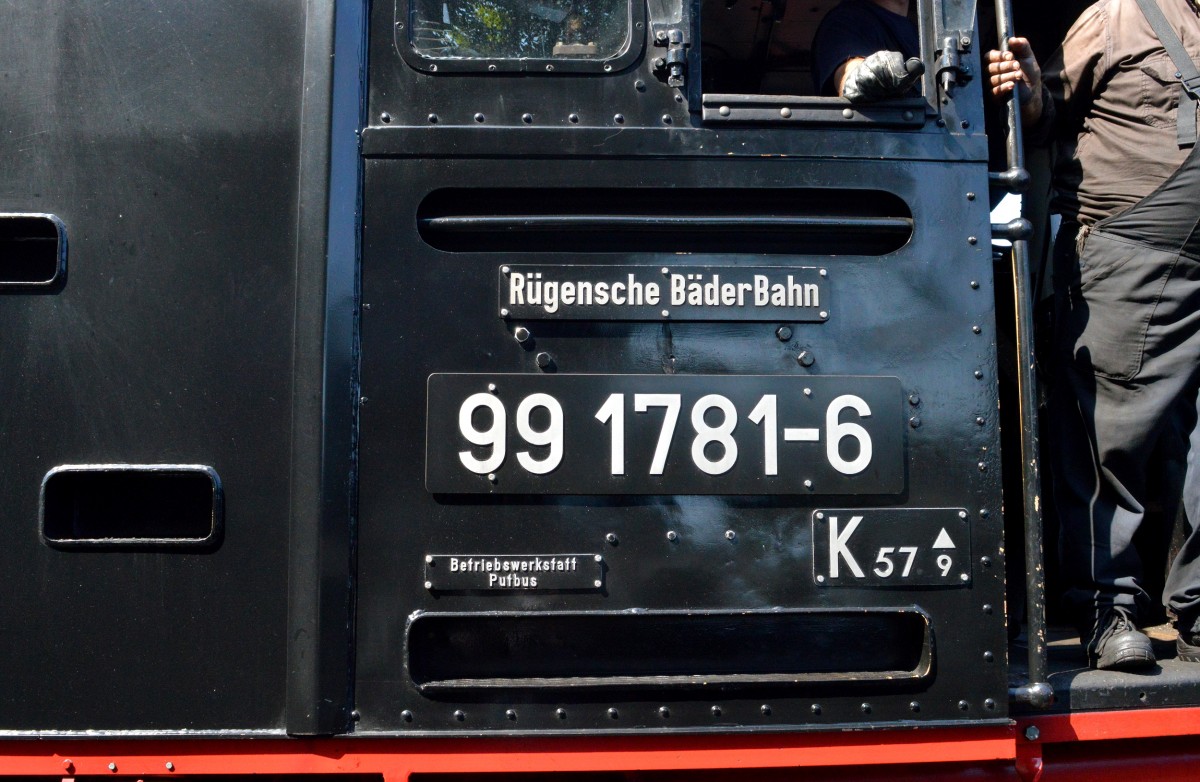 99 1781-6 ist bei der Rügenschen Bäderbahn im Bahnbetriebswerk Putbus beheimatet und hat die Gattung K 57 9 (K steht für Kleinbahn, 5 steht für Anzahl der angetriebenen Achsen, 7 steht für Anzahl der Achsen und 9 steht für die Achslast)