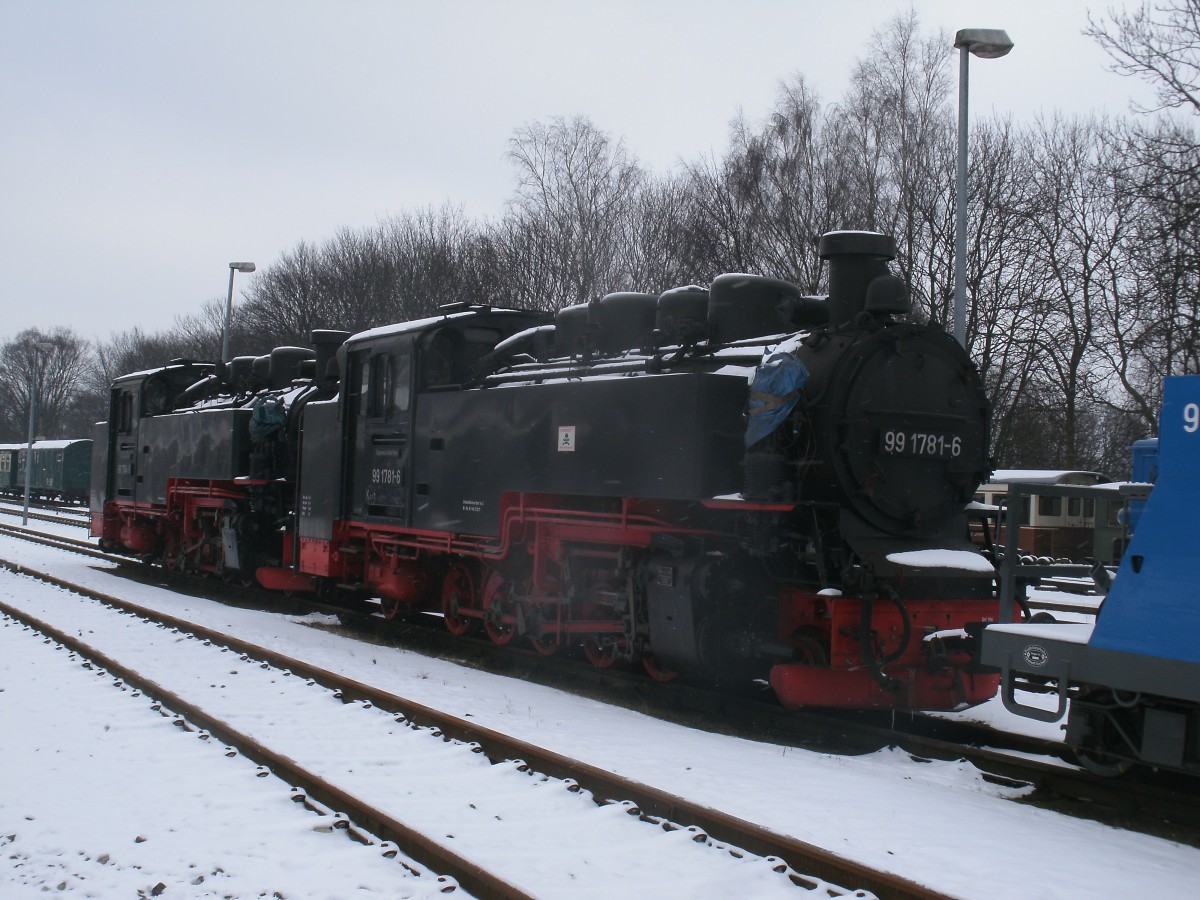 99 1781 und dahinter 99 1784,am 26.Januar 2014,in der Putbuser Einsatzstelle.