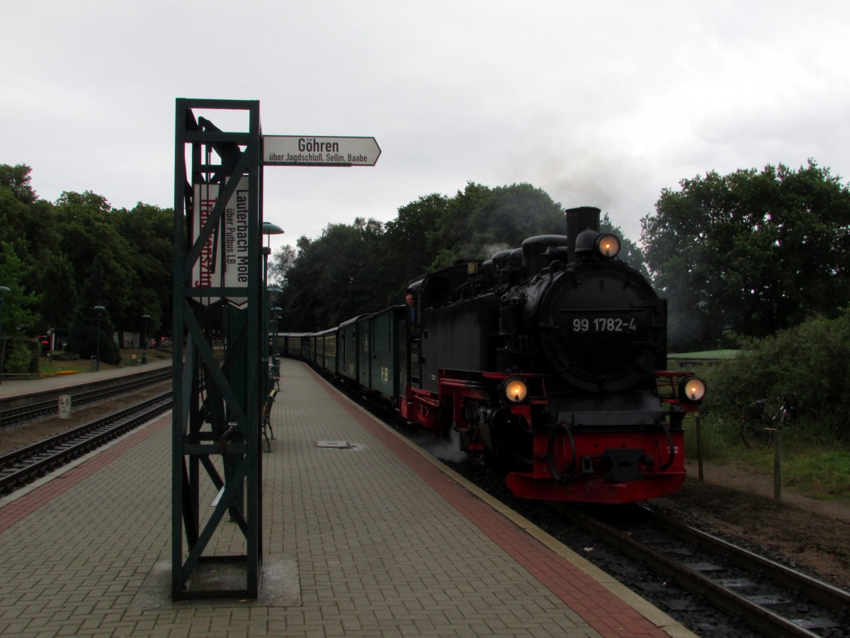 99 1782-4 rollt mit dem P 224 in den Bahnhof Binz am 02.08.2014 ein