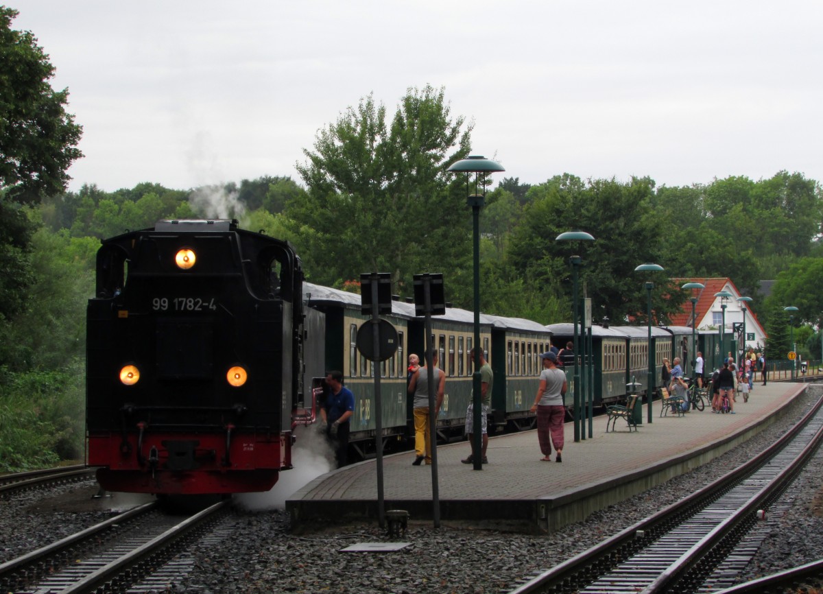 99 1782-4 steht mit P 225 im Bahnhof Binz am 02.08.2014