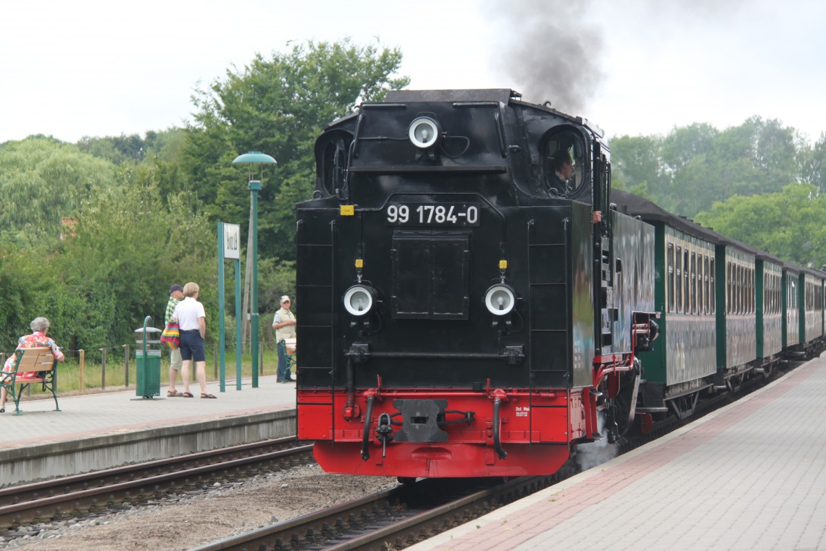 99 1784-0 fhrt am 07. Juli in den Bahnhof Binz LB ein.