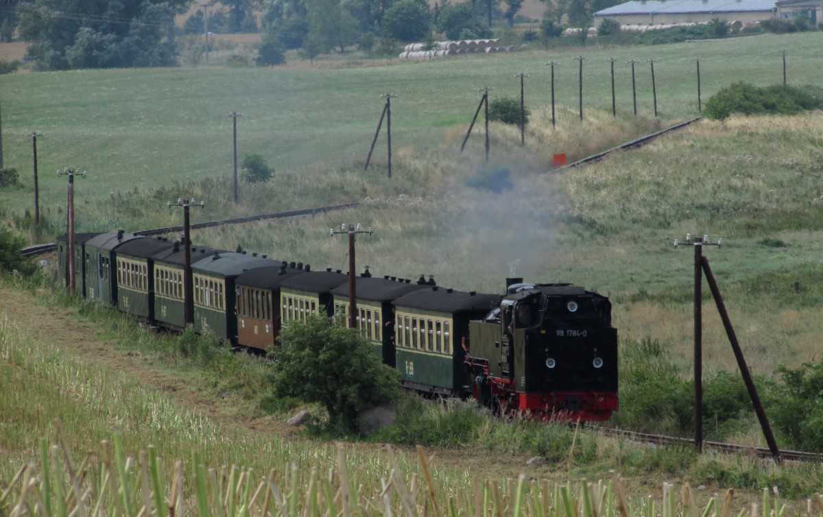 99 1784-0 rollt mit P 107 durch die Felder bei Seelvitz am 02.08.2014