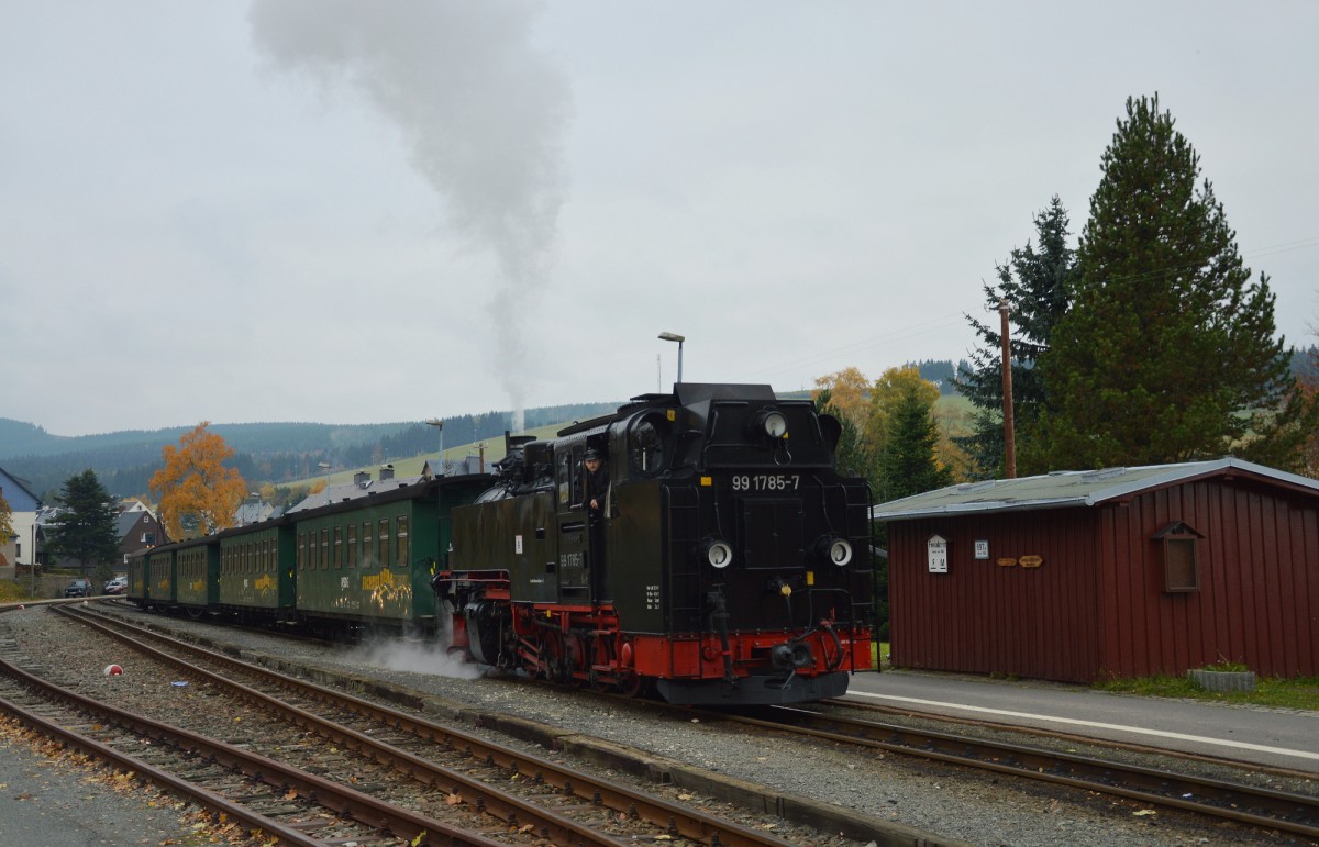 99 1785-7 bei der Einfahrt mit P 1008 in Neudorf am 25.10.2015