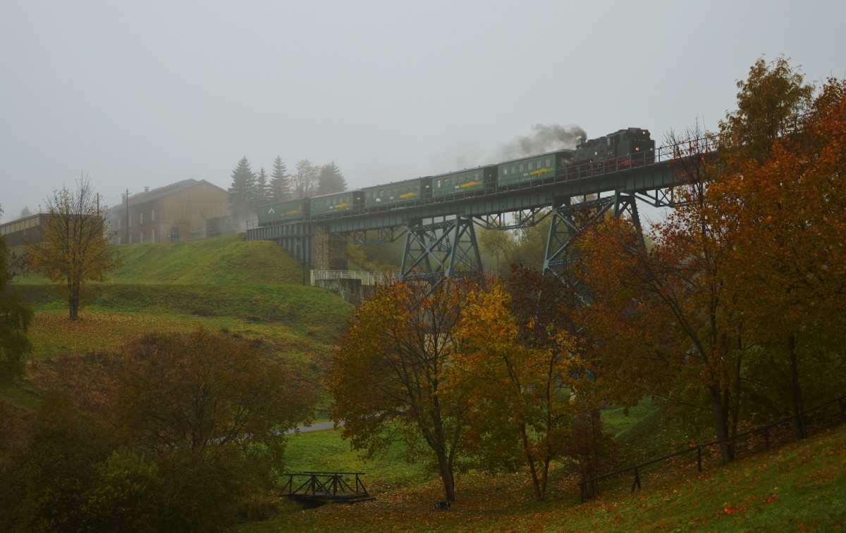 99 1785-7 mit P 1002 auf dem Httenbachviadukt in Oberwiesenthal am 26.10.2015