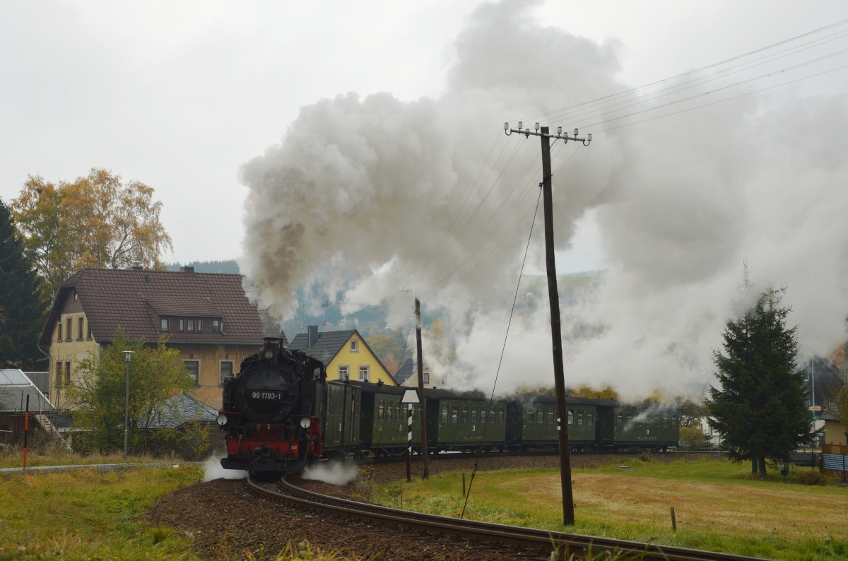 99 1793-1 bei der Ausfahrt aus Neudorf mit dem DR-Zug am 25.10.2015