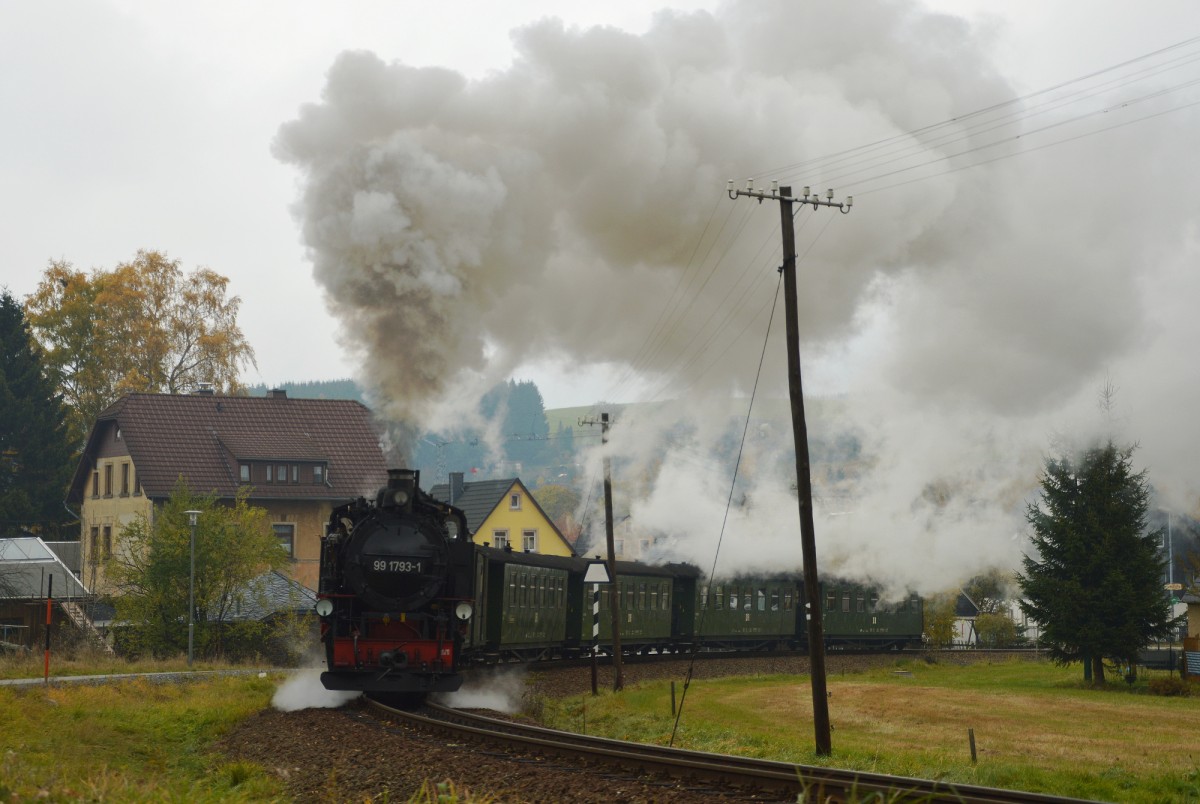 99 1793-1 bei der Ausfahrt aus Neudorf mit dem DR-Zug am 25.10.2015 (2)