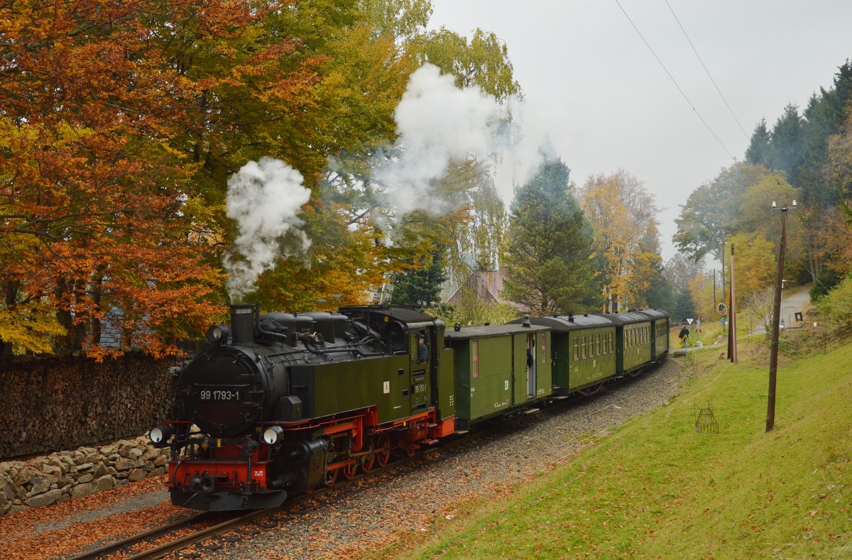 99 1793-1 bei der Einfahrt in Neudorf mit dem DR-Zug am 25.10.2015